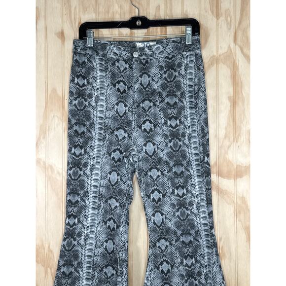 Free People We The Free Snake Print Bell Bottom Flare Jeans Stretch Size 29 - Picture 3 of 7